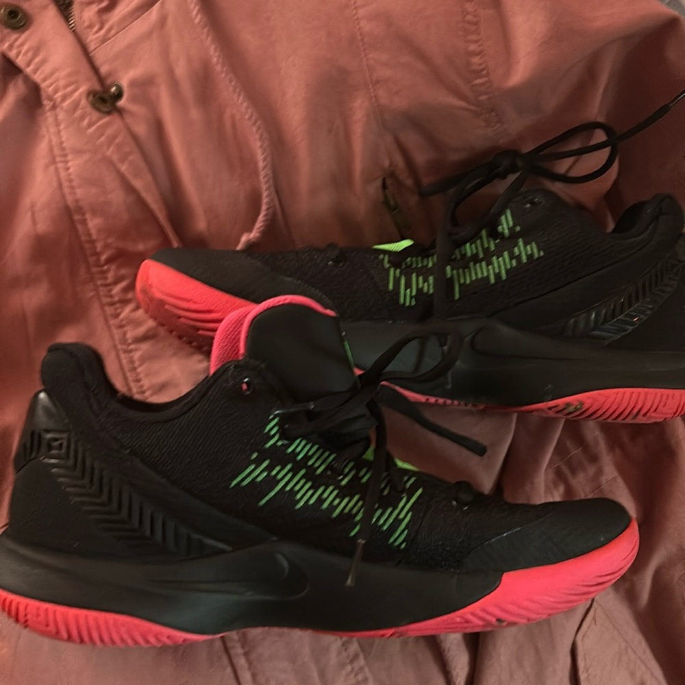 These are Kyrie flytrap basketball shoes us women size 10
